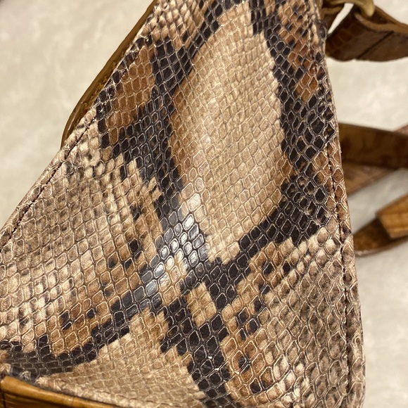 Brahmin snake print 9” crossbody w/gold tone-only callout gold closure - Picture 10 of 13